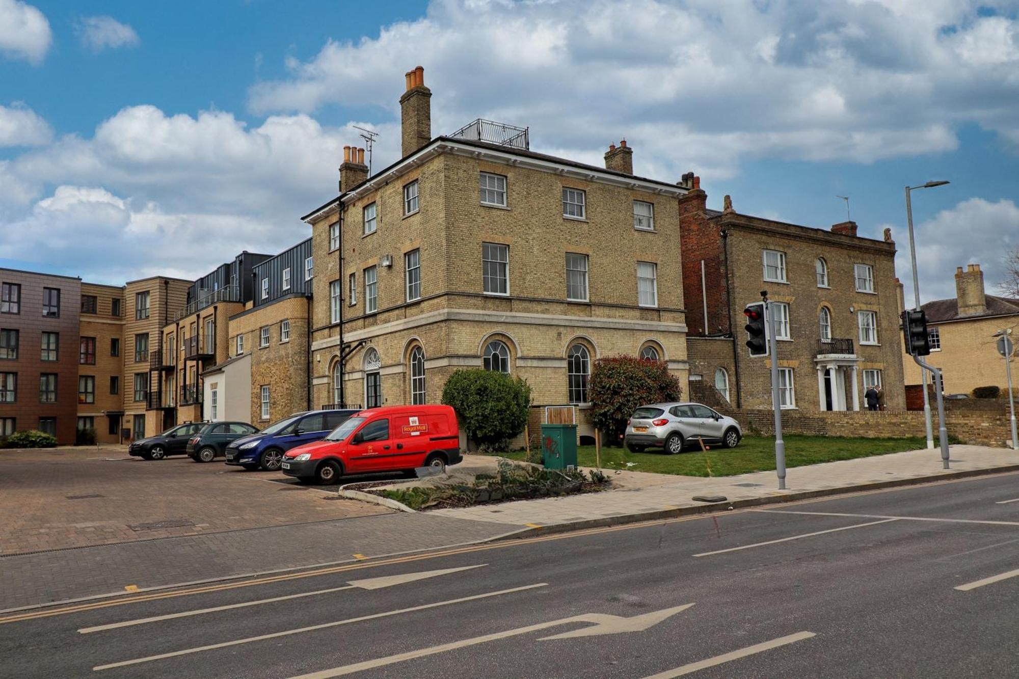 Centre Modern Duplex With Parking, Wi-fi & Netflix Chelmsford