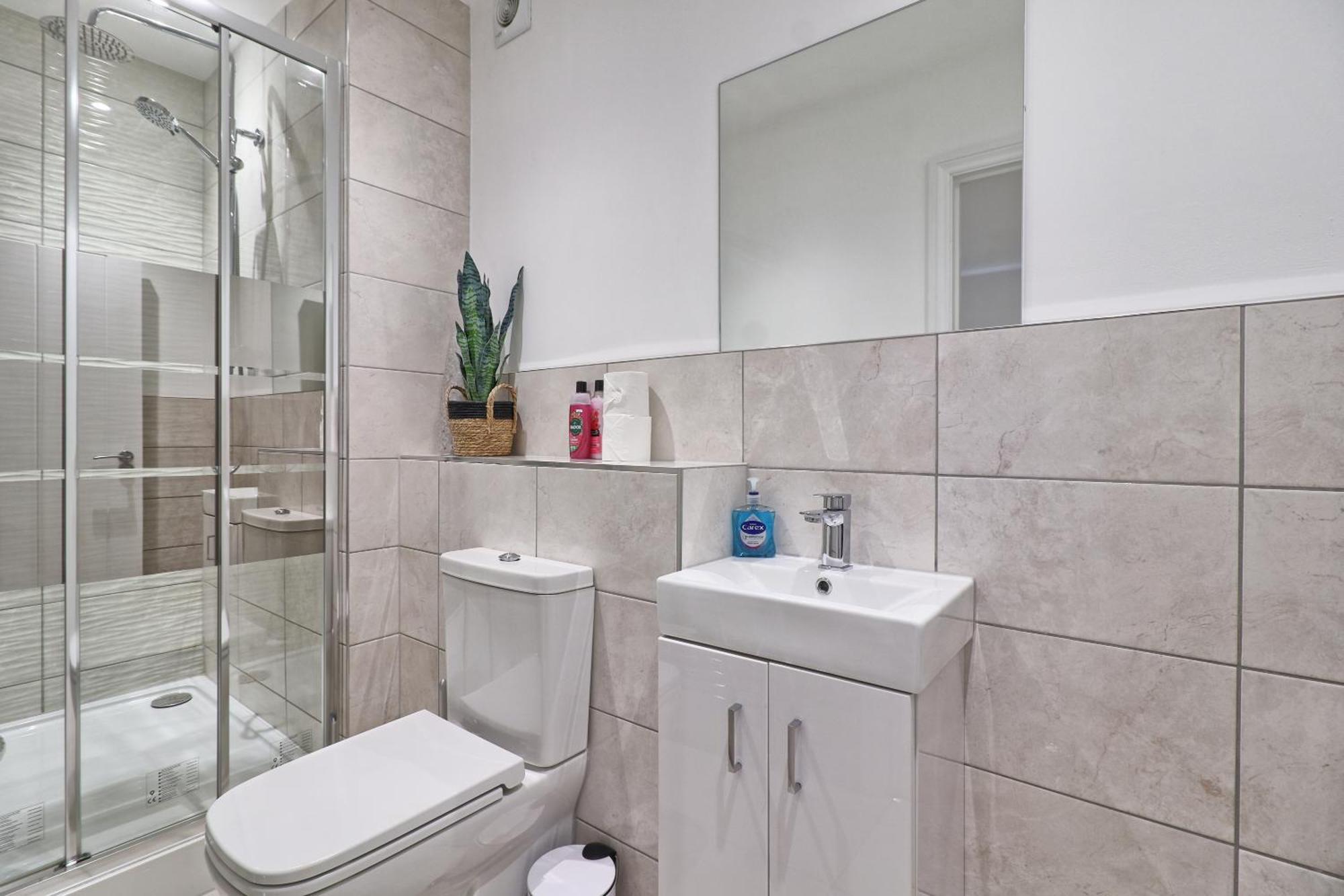 Centre Modern Duplex With Parking, Wi-fi & Netflix