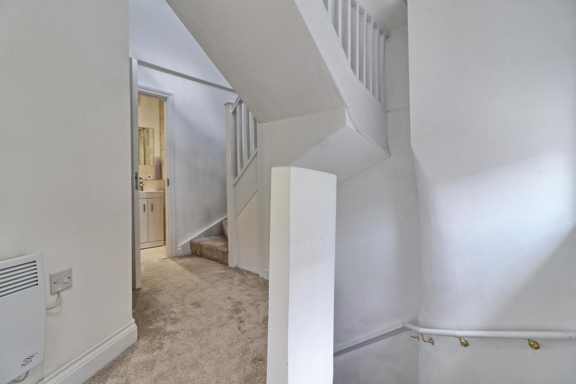 Centre Modern Duplex With Parking, Wi-fi & Netflix