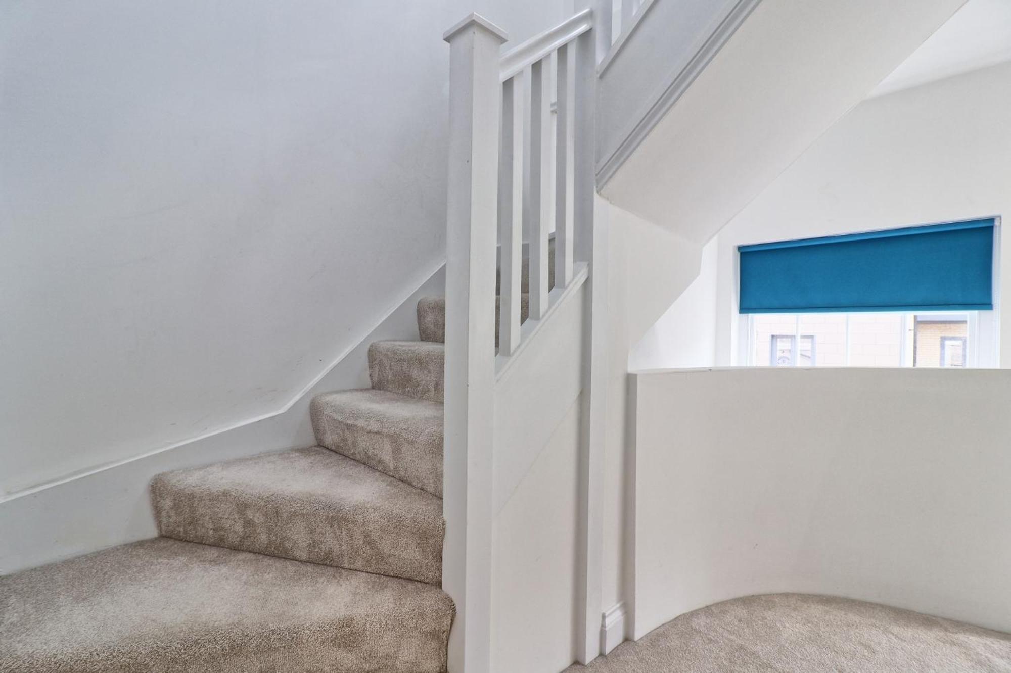 Centre Modern Duplex With Parking, Wi-fi & Netflix Apartment *